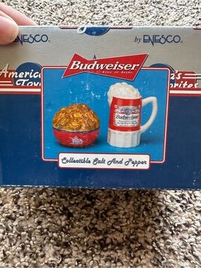 New in Box Collectible Budweiser Salt and Pepper Shaker set